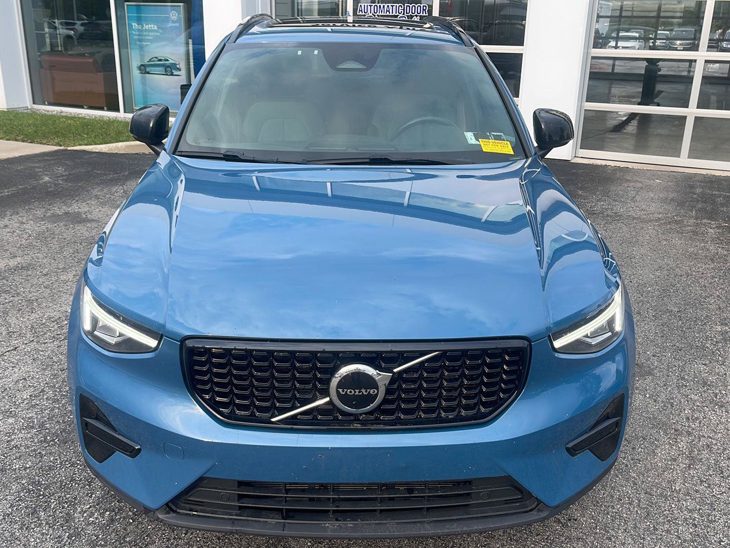 Used 2024 Volvo XC40 B5 Core AWD/4WD image 2