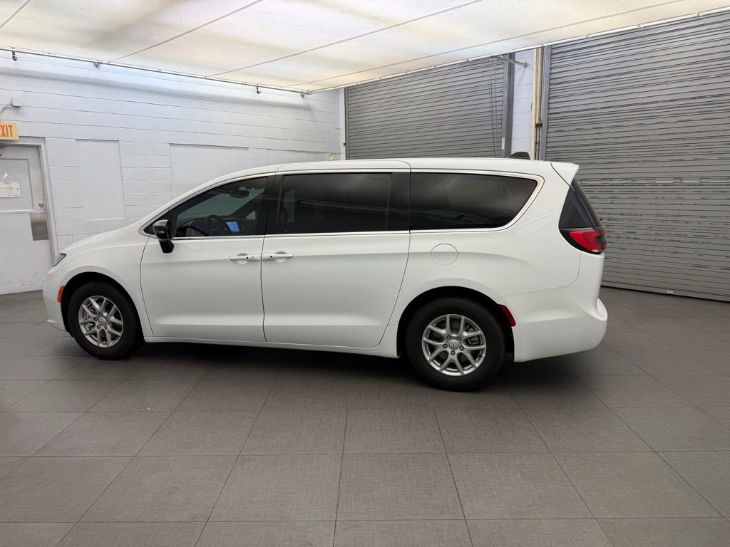 New 2026 Chrysler Pacifica Select FWD image 5
