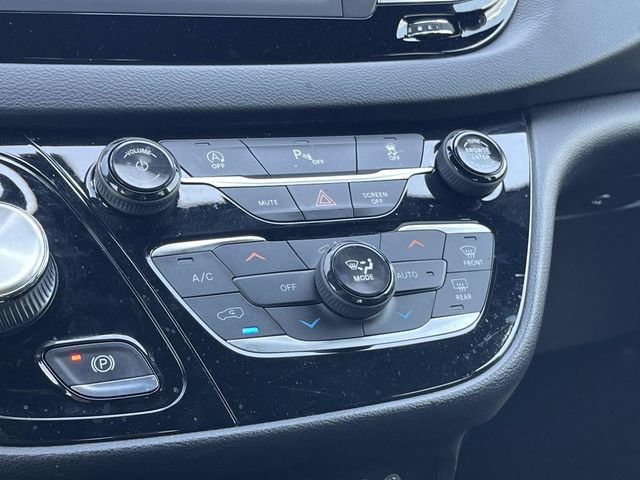 Used 2020 Chrysler Pacifica Touring w/ S Appearance Package FWD image 32