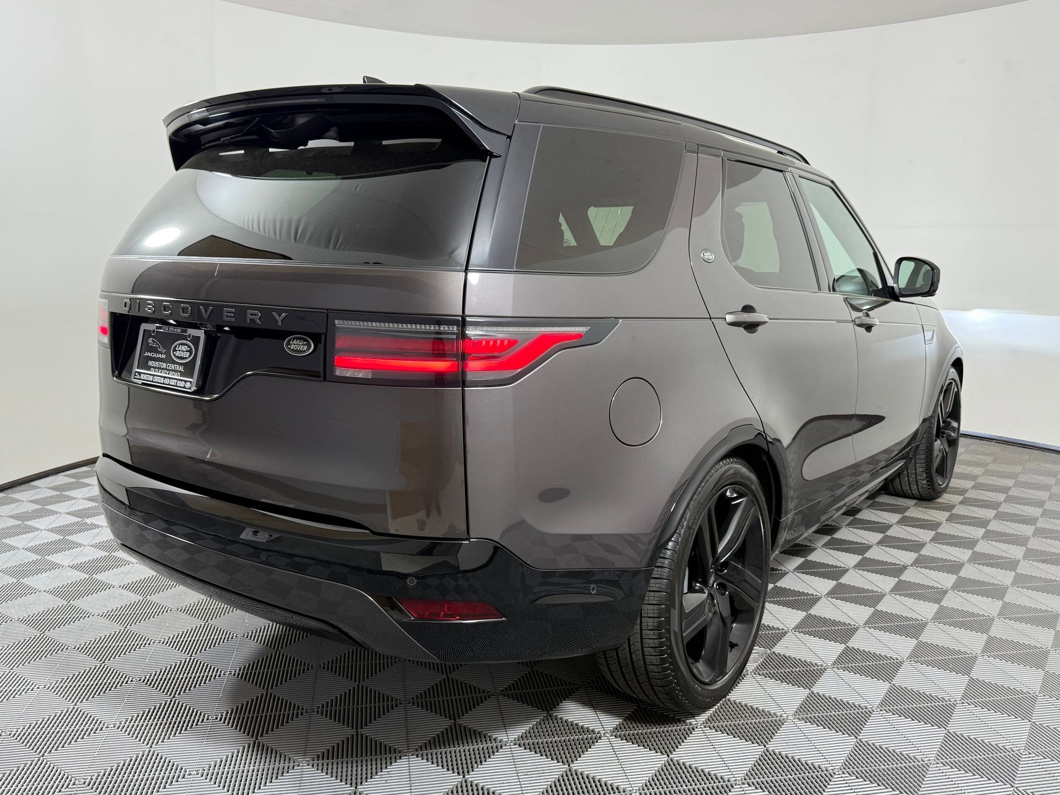 Used 2023 Land Rover Discovery S R-Dynamic image 8