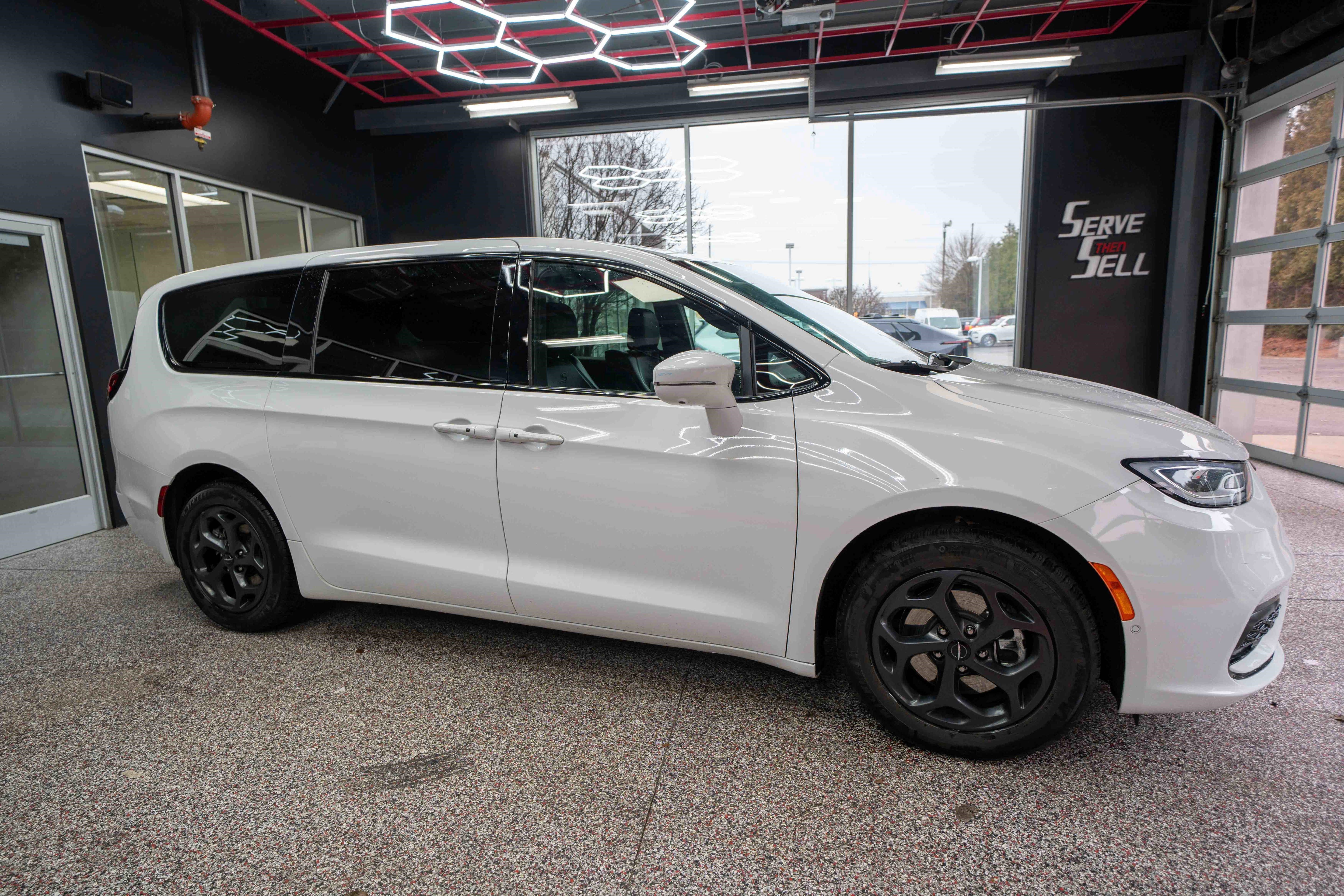 Used 2022 Chrysler Pacifica Touring-L w/ Uconnect Theater Family Group image 5