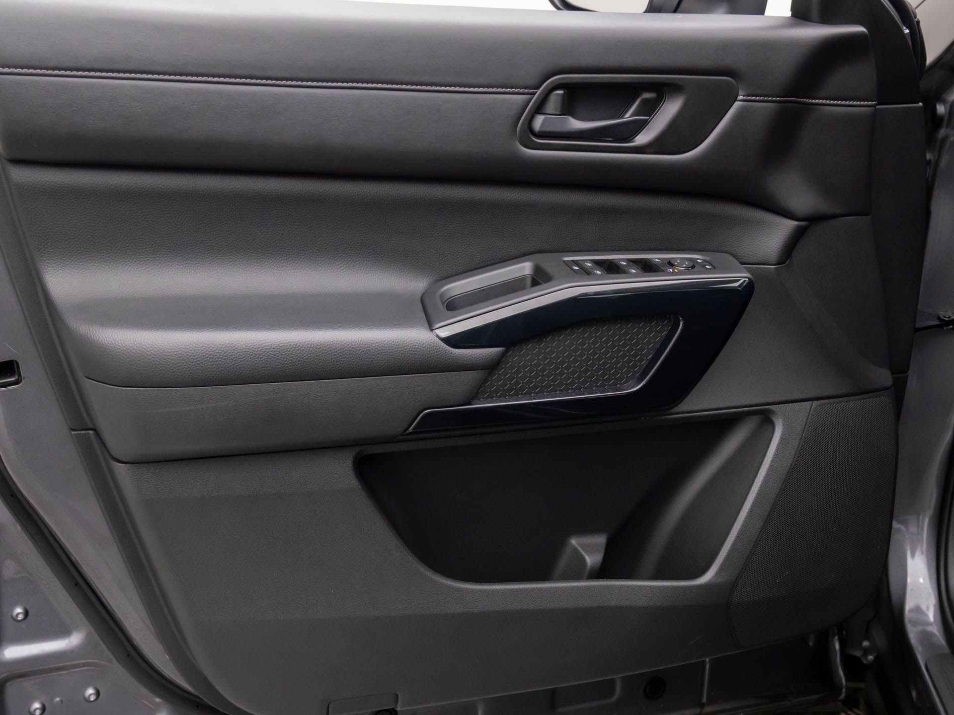 Used 2024 Nissan Pathfinder S image 12