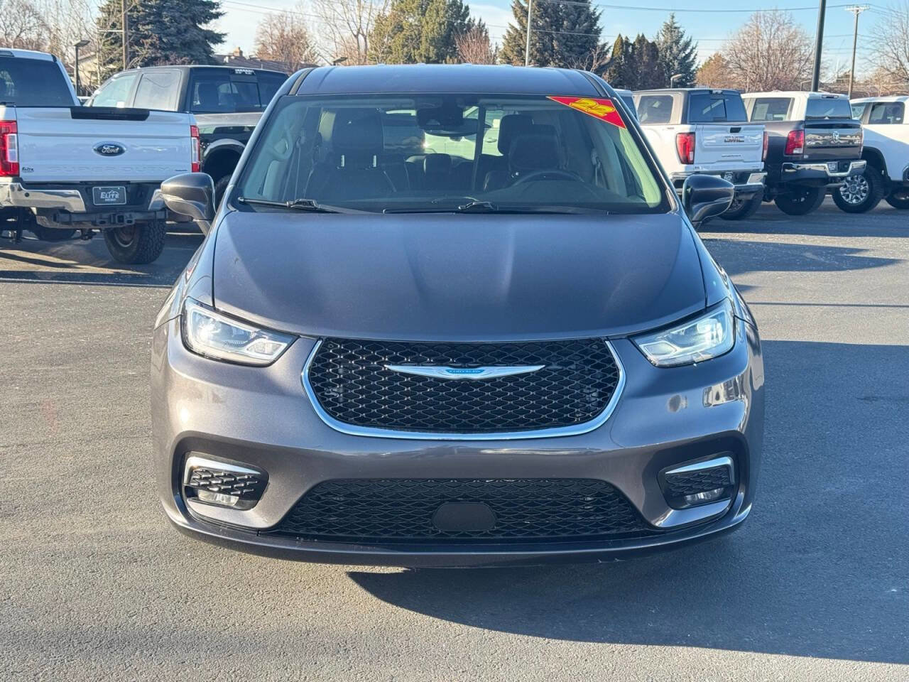 Used 2022 Chrysler Pacifica Touring-L image 2