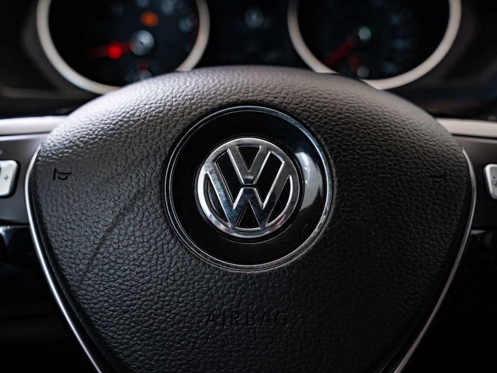 Used 2018 Volkswagen Tiguan SEL AWD/4WD image 29