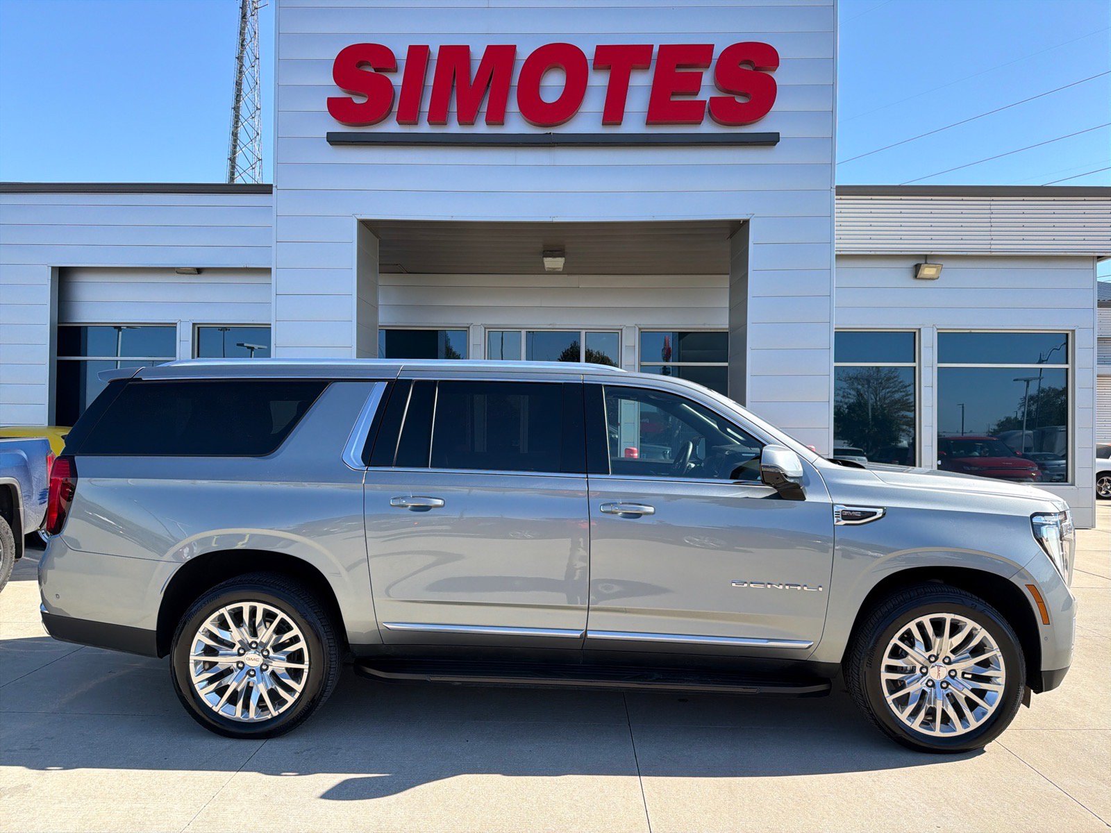 Used 2025 GMC Yukon XL Denali AWD/4WD image 1
