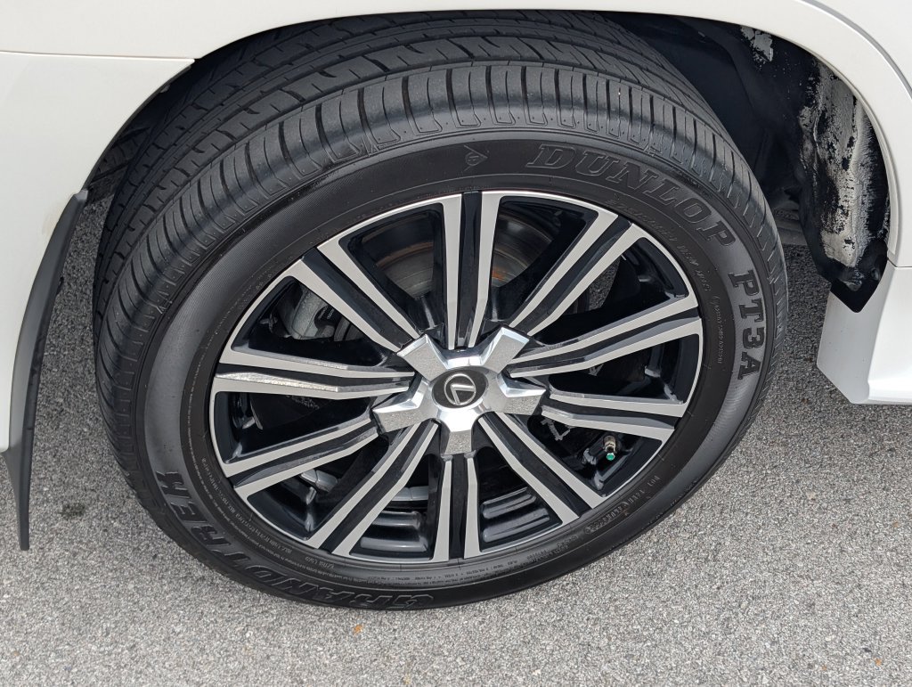 Used 2020 Lexus LX 570 4WD w/ Luxury Package image 27
