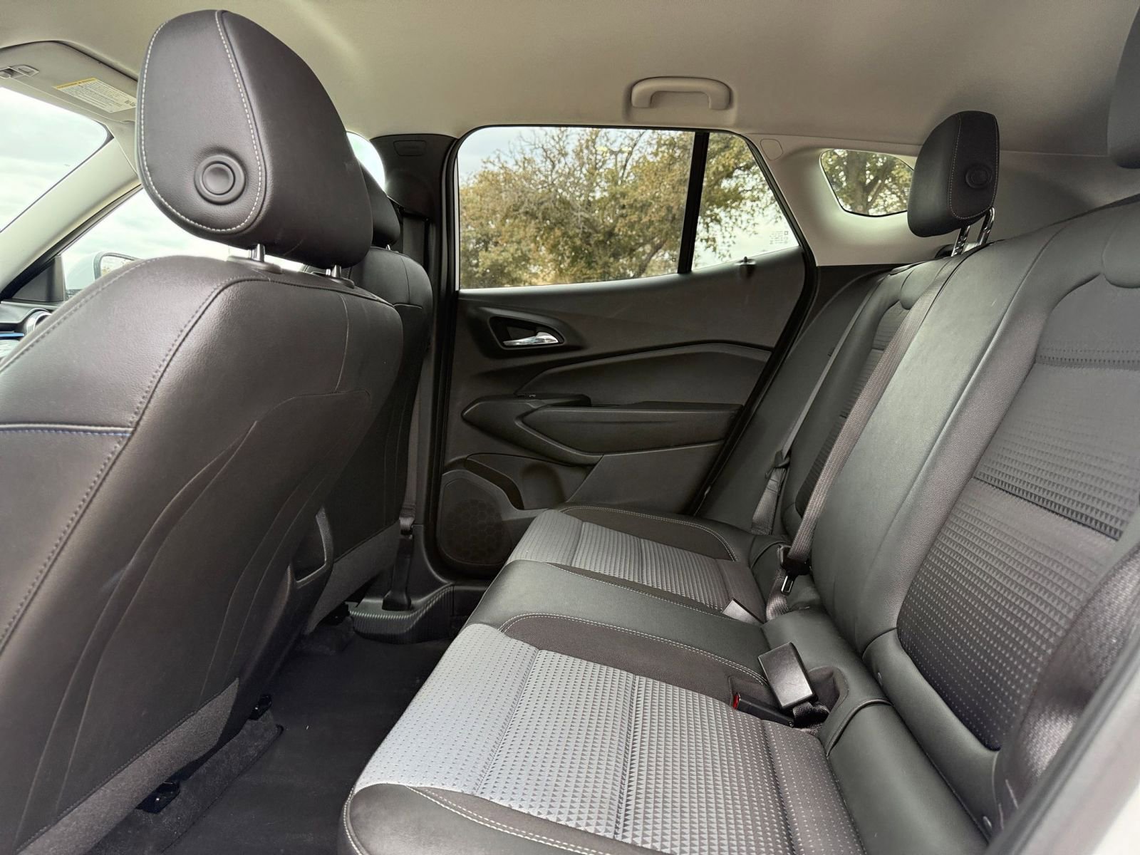 Used 2025 Chevrolet Trax LT FWD image 25