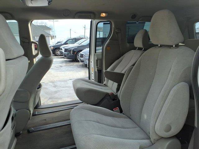 Used 2013 Toyota Sienna LE w/ Towing Pkg image 14