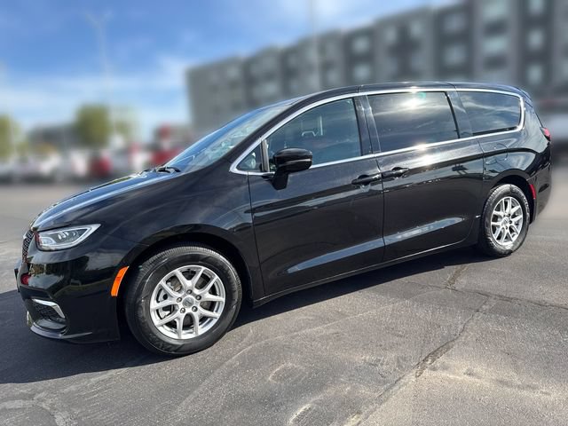 Used 2025 Chrysler Pacifica Select