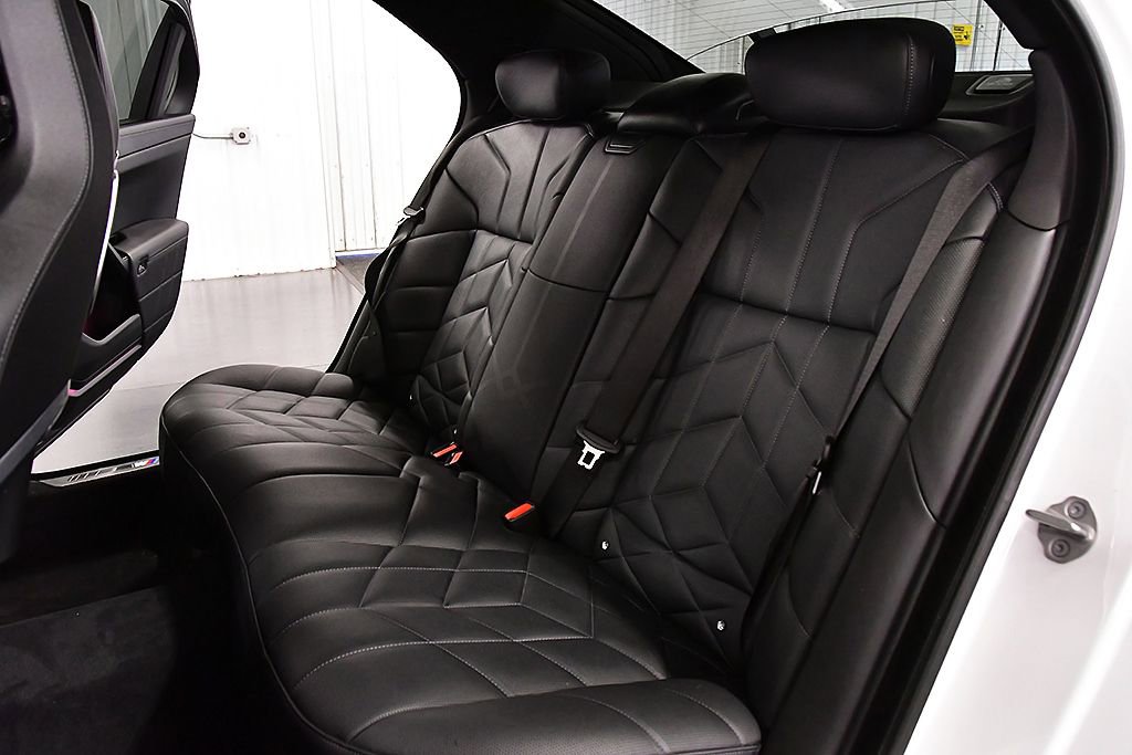 Used 2024 BMW 740i xDrive AWD/4WD image 28
