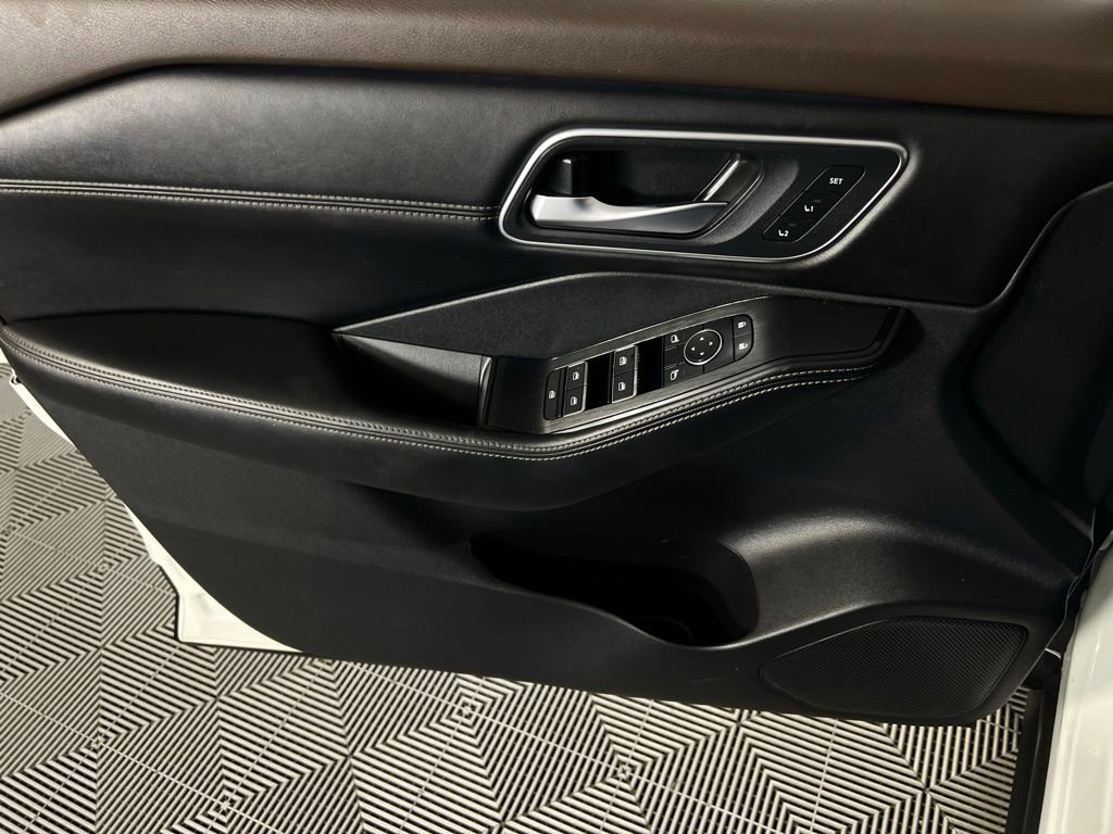 Used 2023 Nissan Rogue Platinum image 28