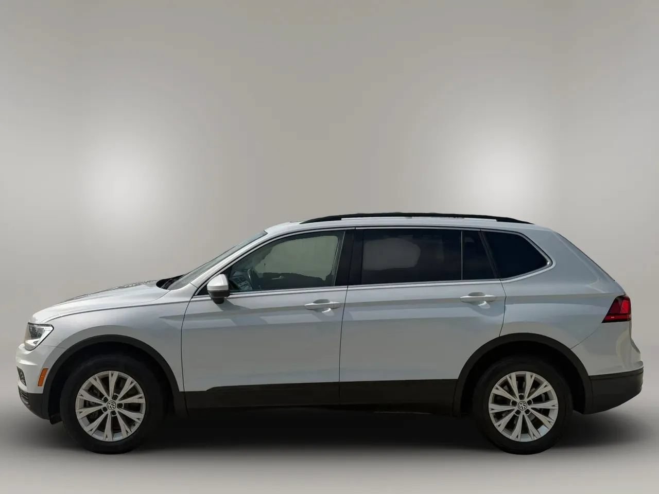 Used 2019 Volkswagen Tiguan SE w/ Panoramic Sunroof Package AWD/4WD image 4