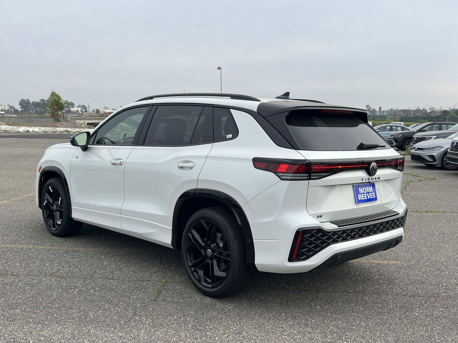 New 2026 Volkswagen Tiguan SE R-Line FWD image 3