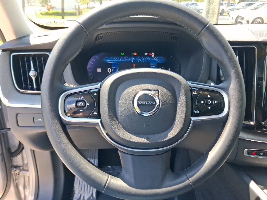 Used 2025 Volvo XC60 B5 Plus image 17