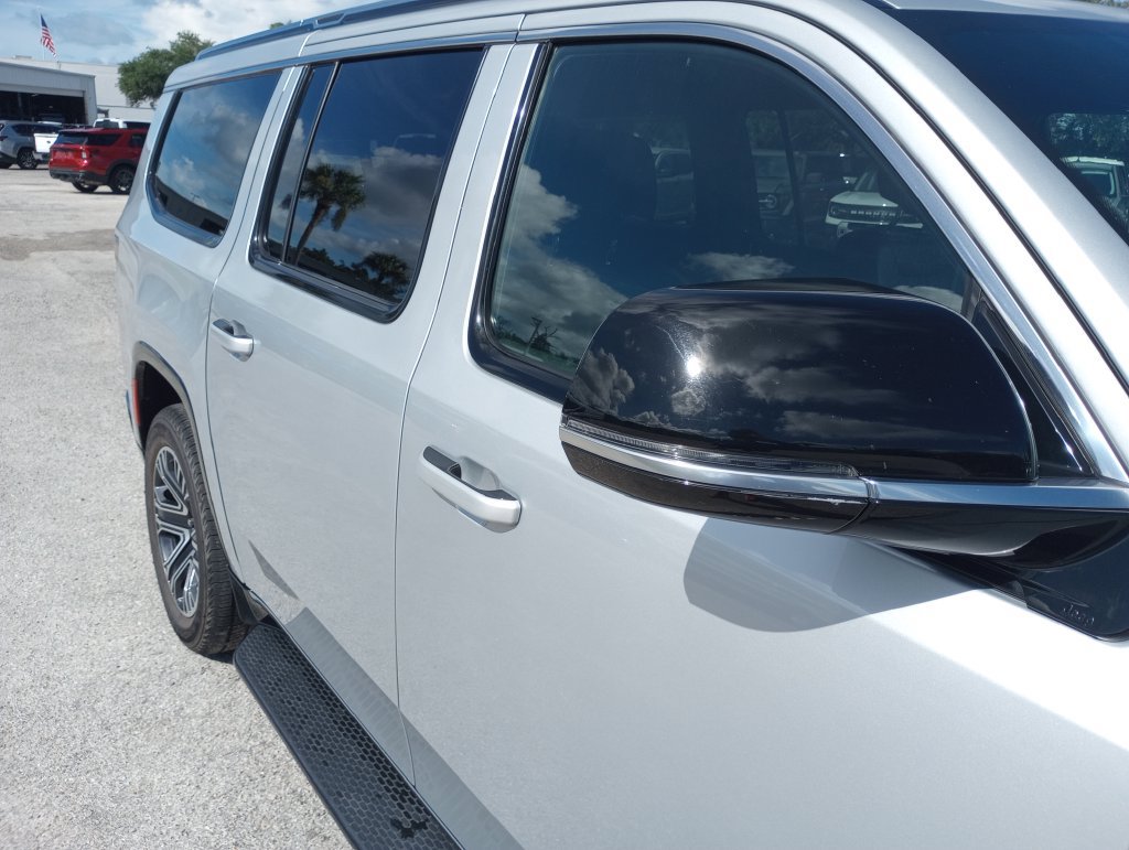 Used 2024 Jeep Wagoneer L Series II AWD/4WD image 9