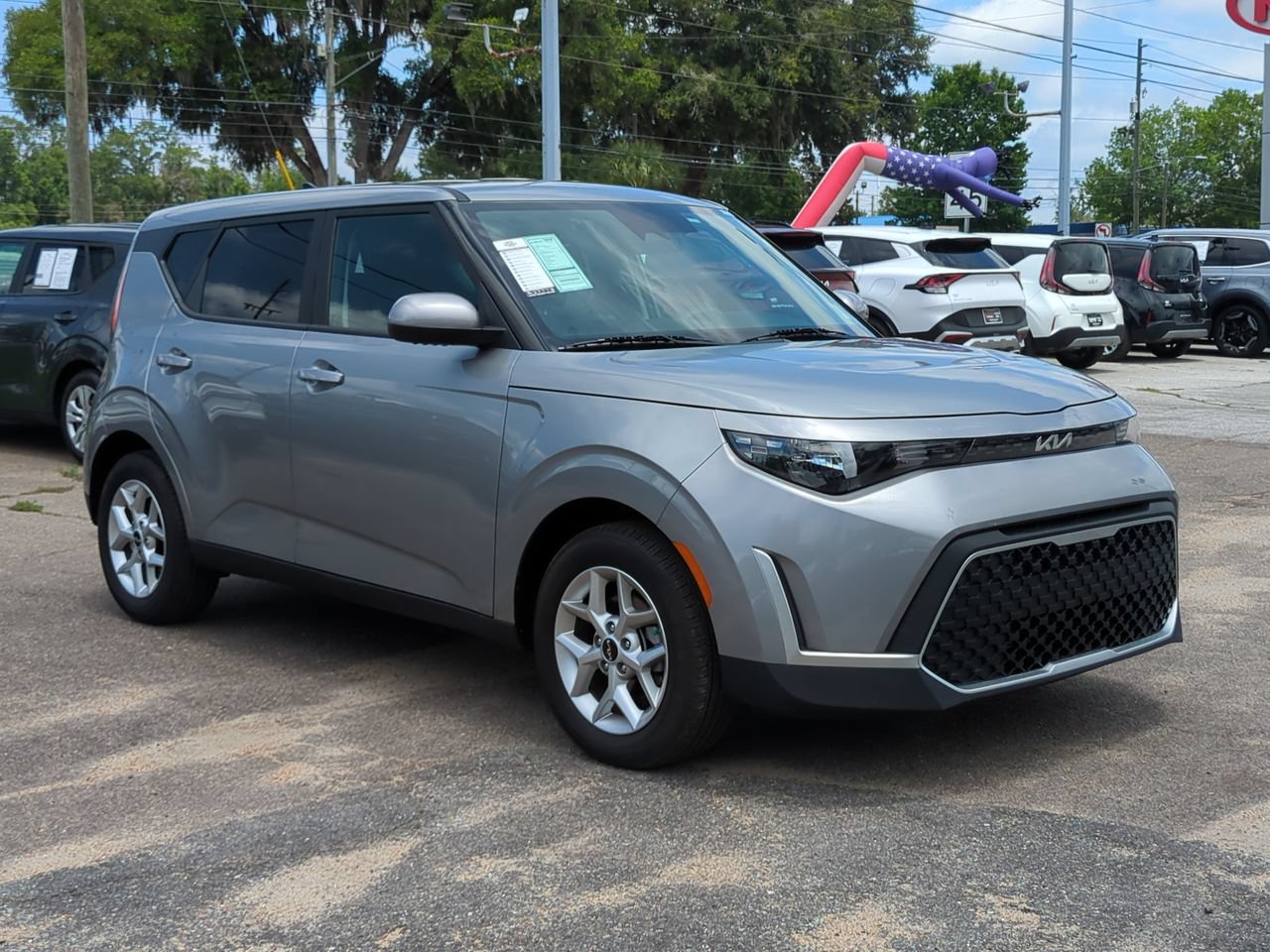 Certified 2025 Kia Soul LX w/ LX Technology Package FWD image 3