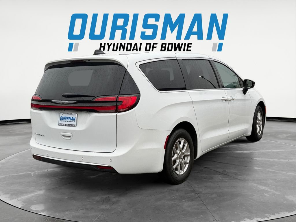 Used 2024 Chrysler Pacifica Touring-L image 6