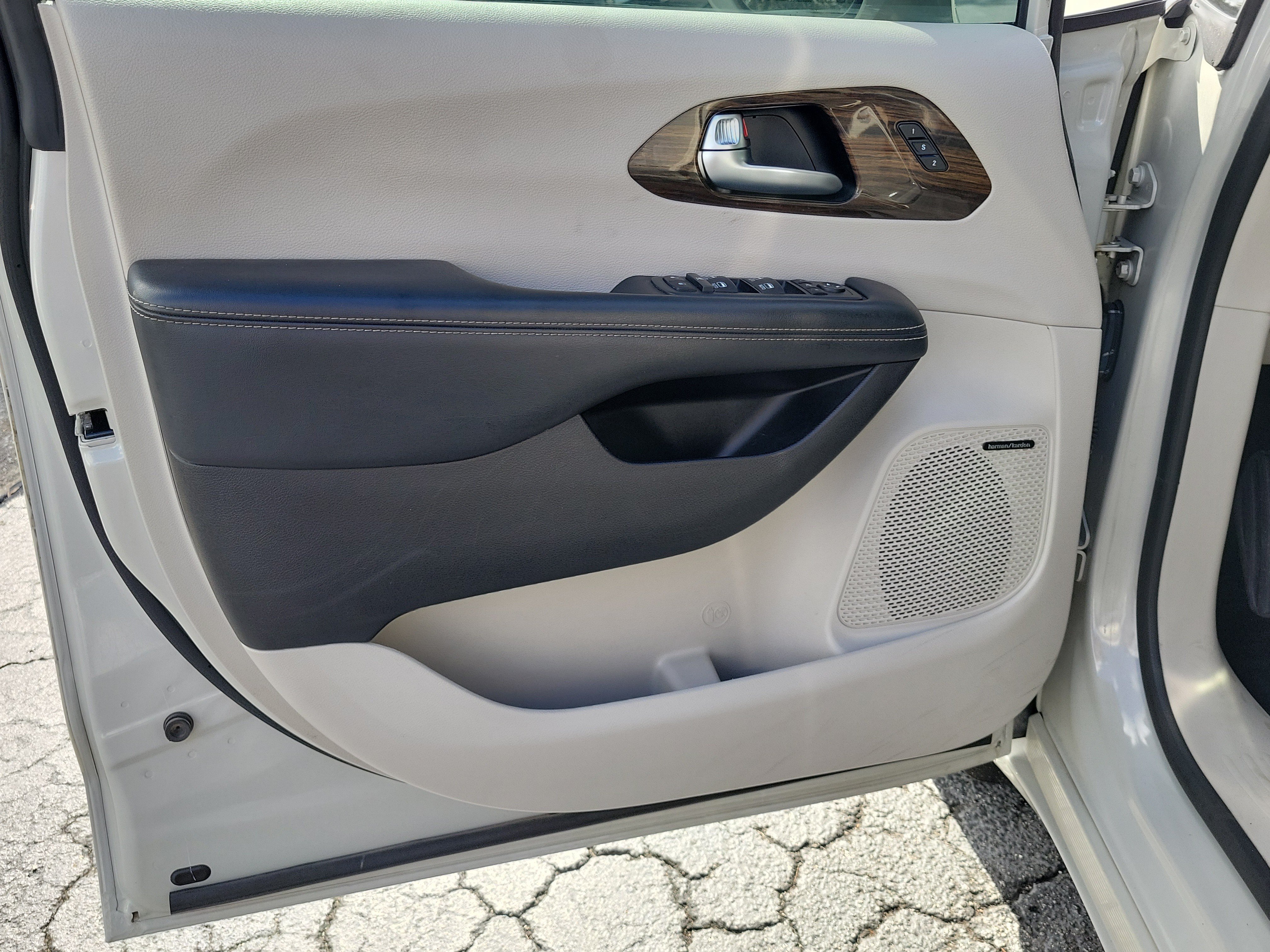 Used 2021 Chrysler Pacifica Limited w/ Uconnect Theater Family Group AWD/4WD image 17
