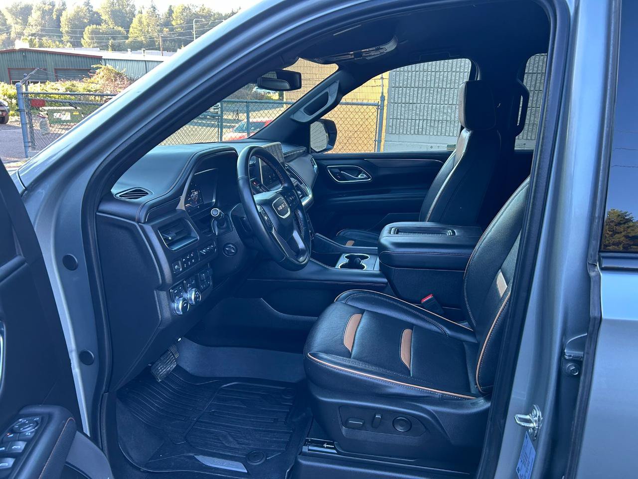 Used 2024 GMC Yukon XL AT4 w/ Technology Package AWD/4WD image 12