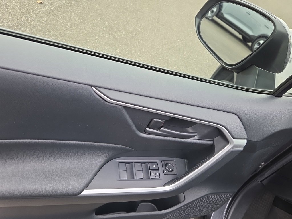 Used 2019 Toyota RAV4 LE image 3