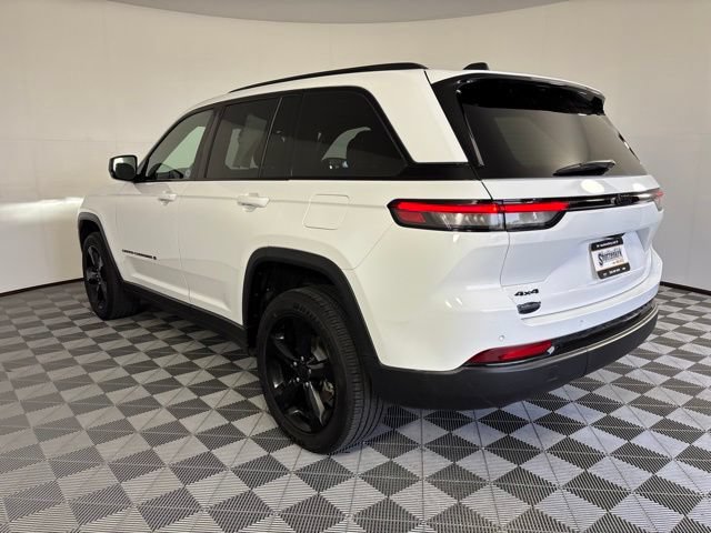 Used 2025 Jeep Grand Cherokee Altitude w/ Trailer Tow Package AWD/4WD image 8
