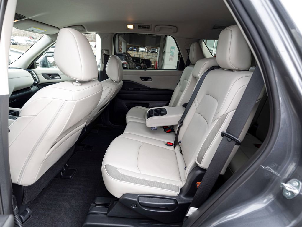 Used 2023 Nissan Pathfinder SL AWD/4WD image 27