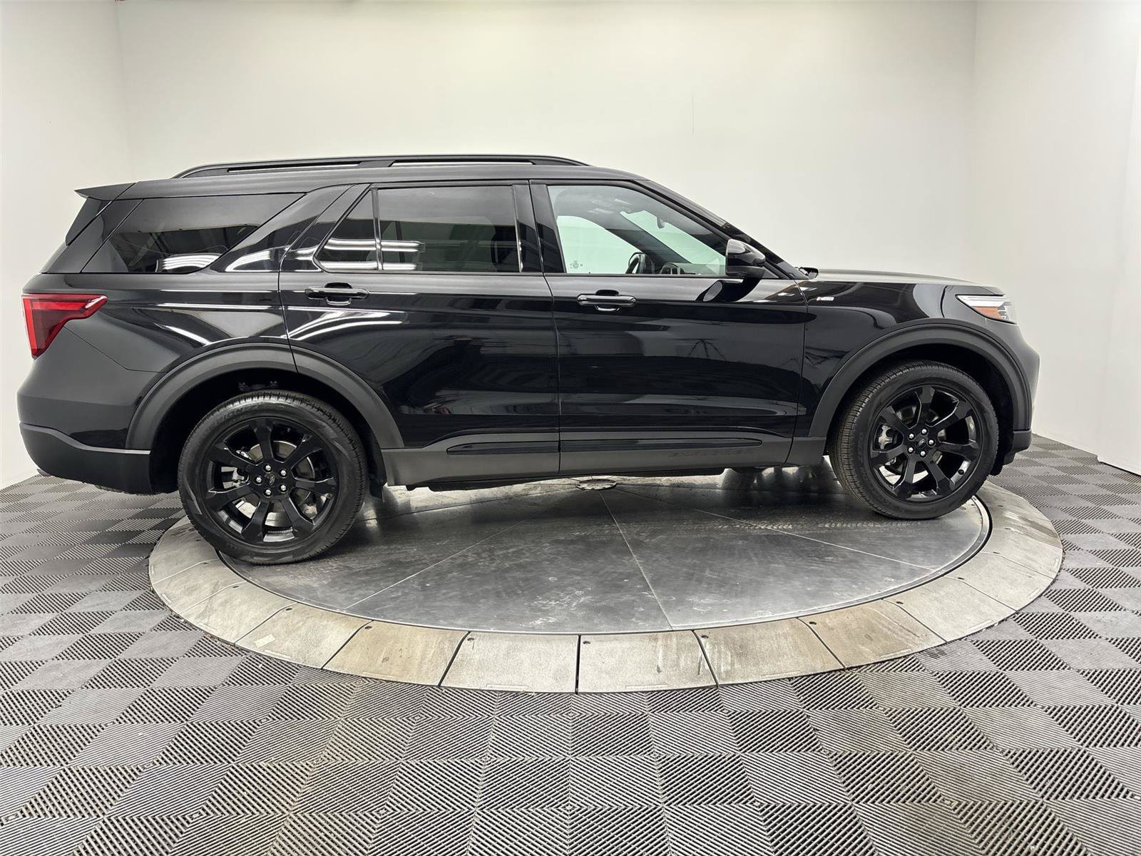 Used 2023 Ford Explorer ST-Line w/ Class IV Trailer Tow Package AWD/4WD image 17