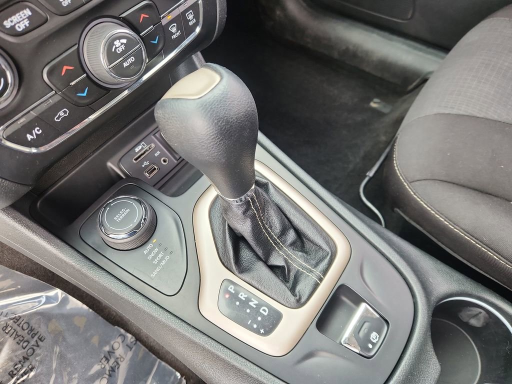 Used 2015 Jeep Cherokee Latitude w/ Comfort/Convenience Group AWD/4WD image 23