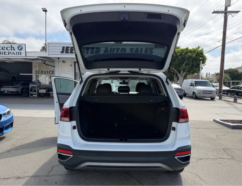 Used 2023 Volkswagen Taos SE FWD image 18