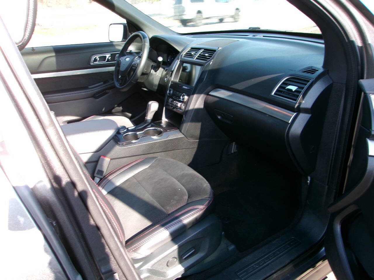 Used 2019 Ford Explorer XLT w/ Equipment Group 202A image 10