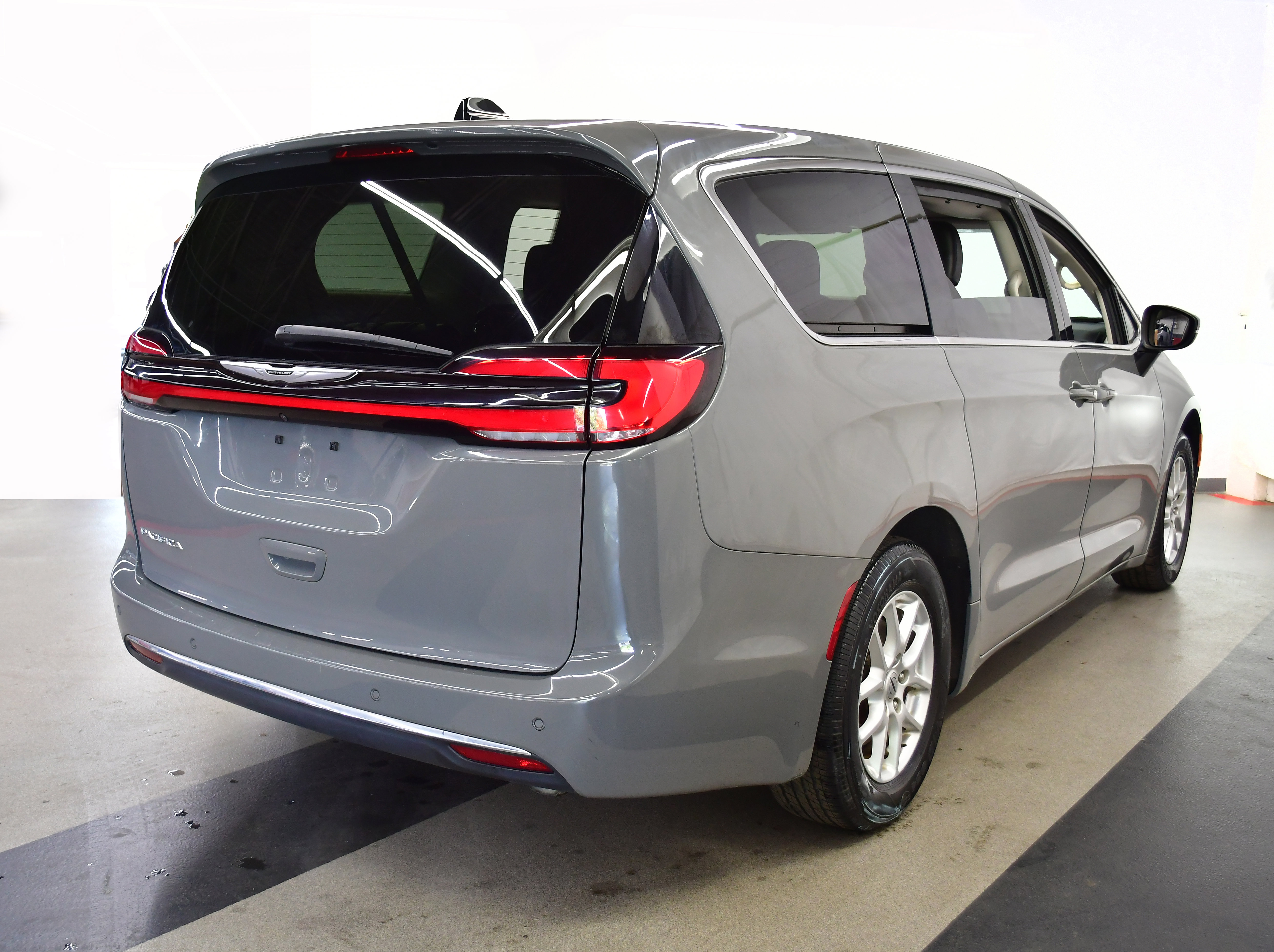 Used 2023 Chrysler Pacifica Touring-L FWD image 7