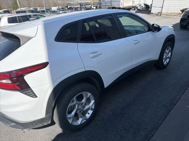 Used 2025 Chevrolet Trax LS w/ LS Convenience Package image 16