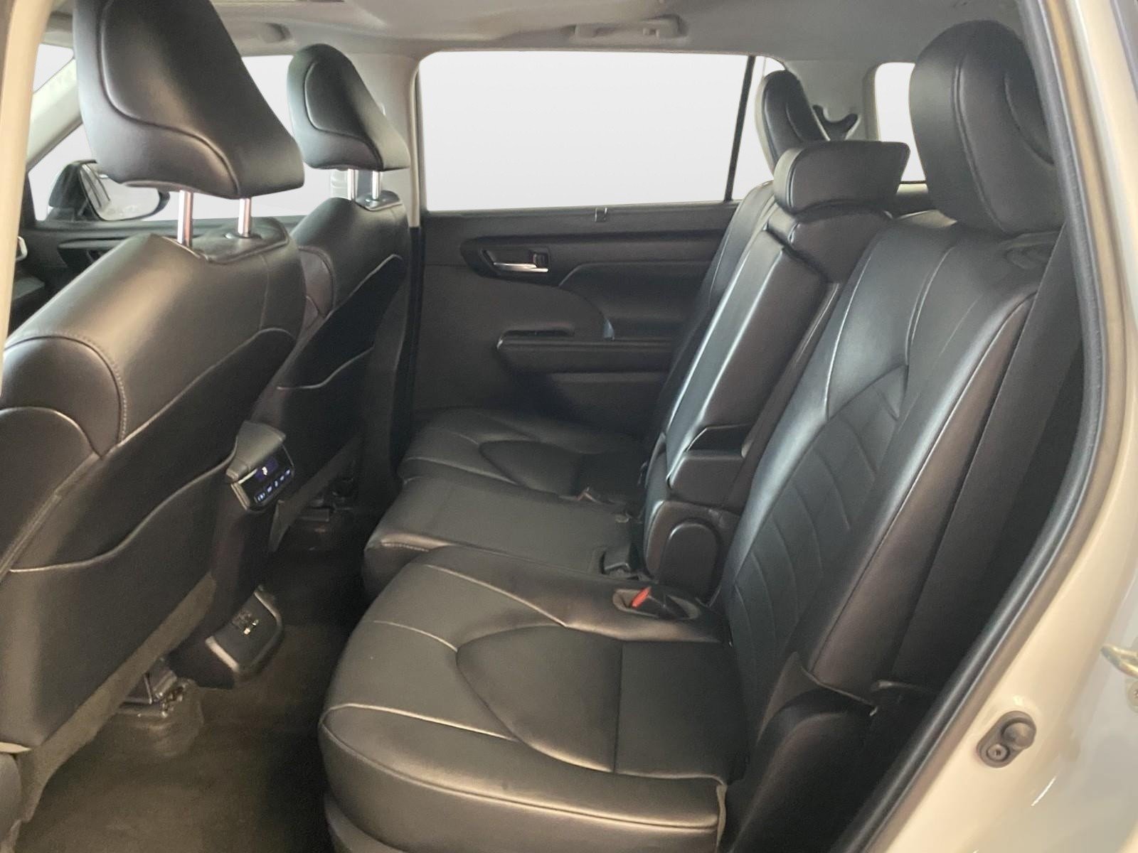 Used 2020 Toyota Highlander XLE AWD/4WD image 18
