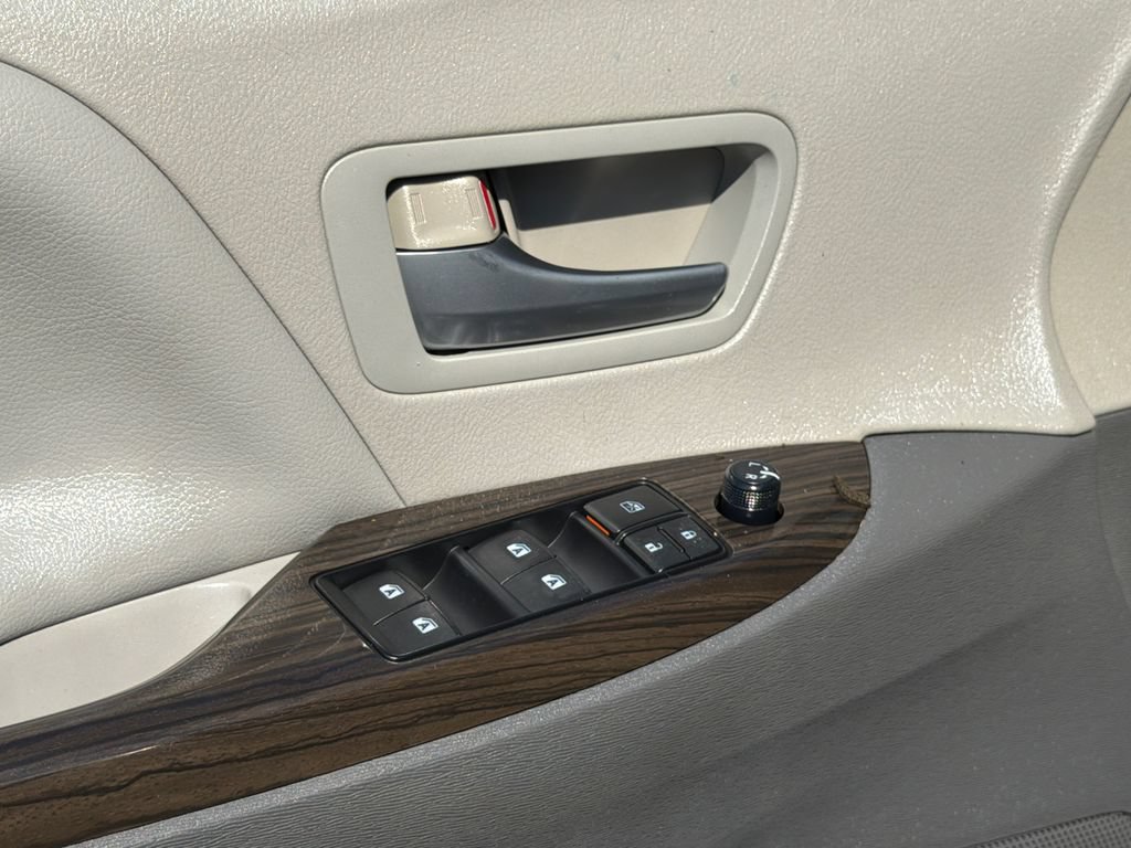 Used 2015 Toyota Sienna XLE Premium FWD image 19