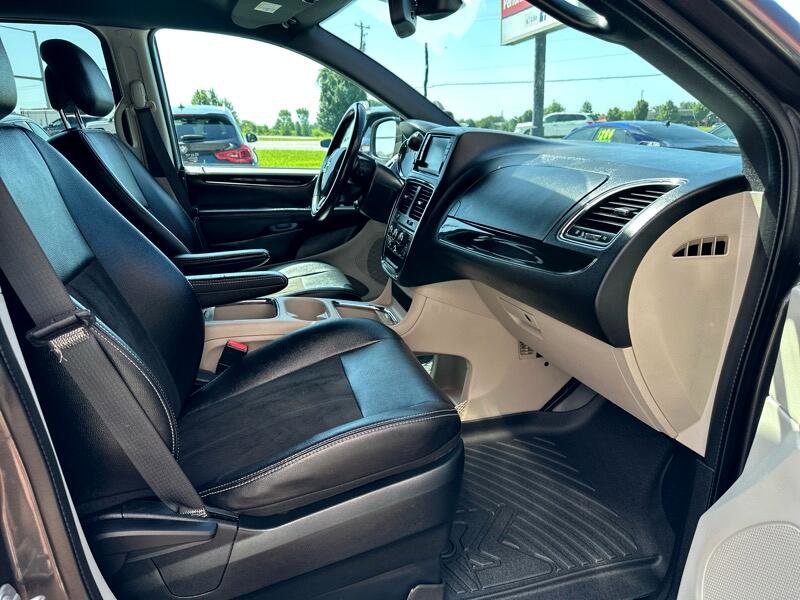 Used 2019 Dodge Grand Caravan SXT image 4