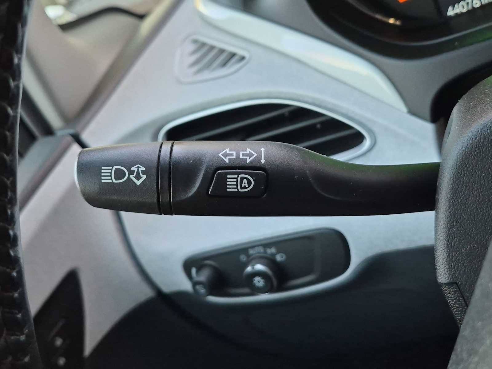 Used 2019 Chevrolet Bolt Premier w/ Infotainment Package FWD image 27