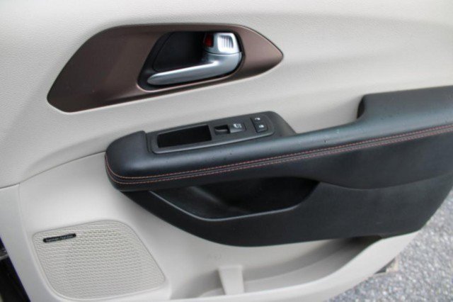 Used 2018 Chrysler Pacifica Touring-L Plus w/ Tire & Wheel Group image 12