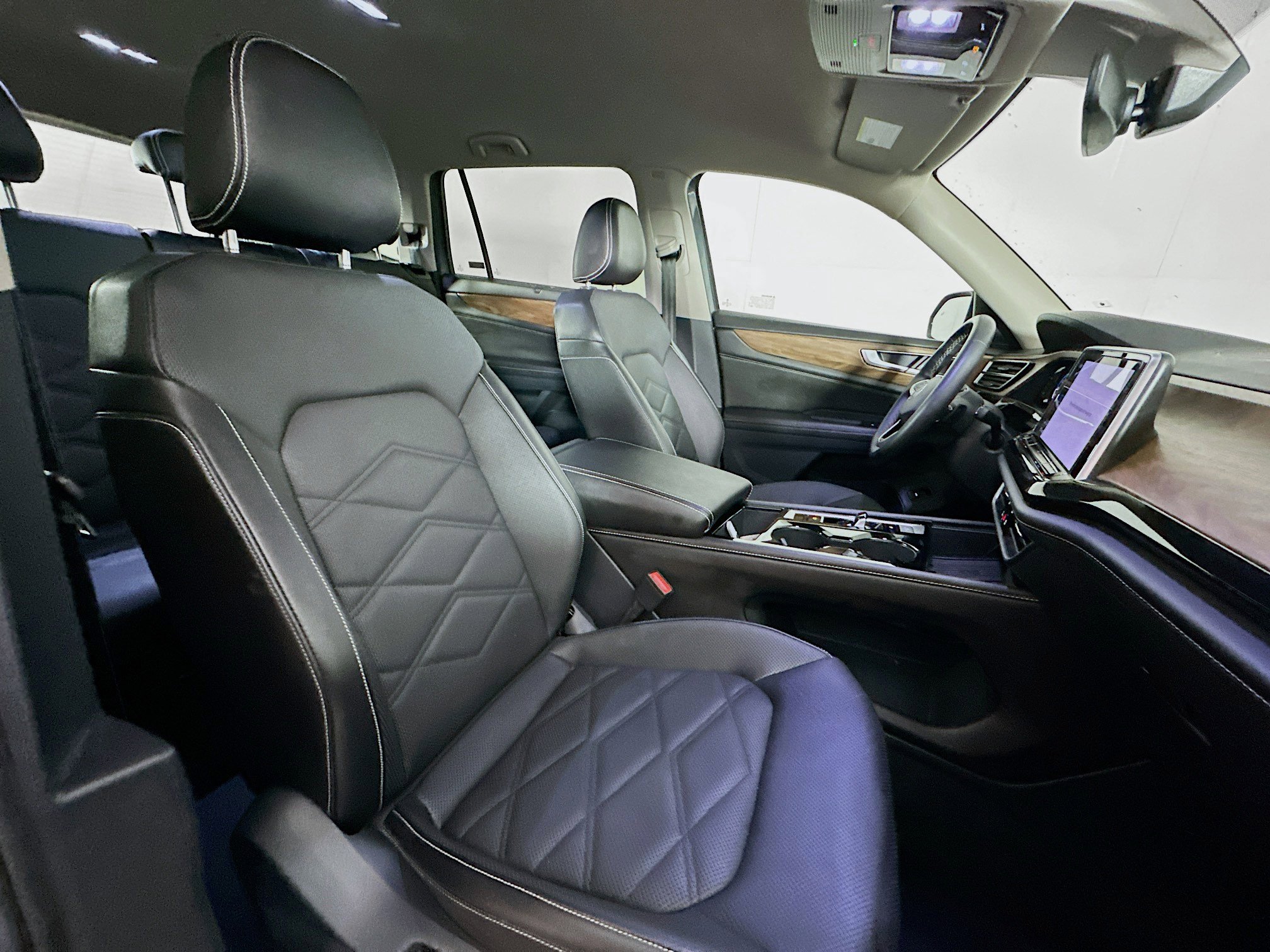 Used 2025 Volkswagen Atlas SE image 32