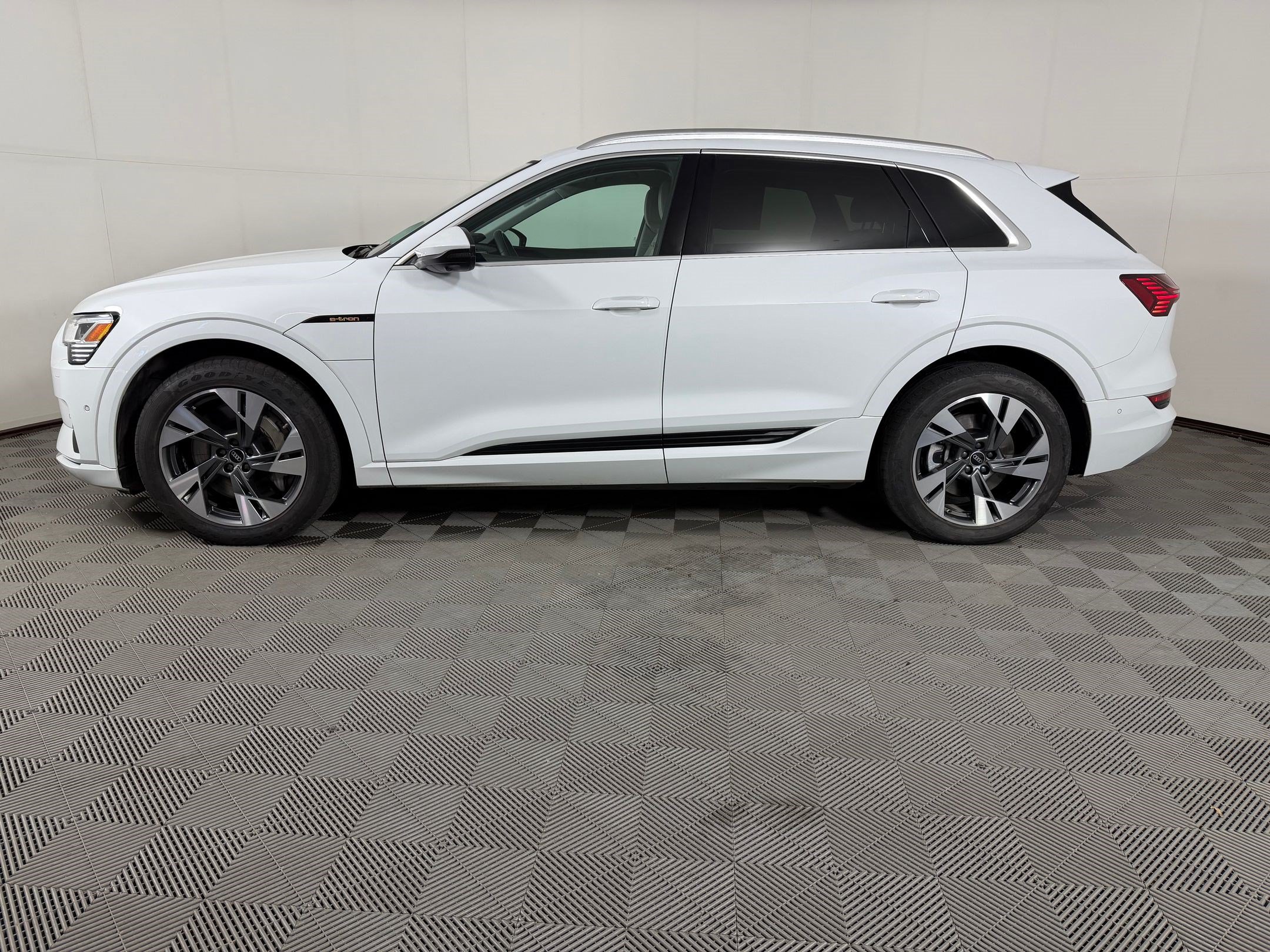 Certified 2023 Audi e-tron Premium Plus w/ Premium Plus Package AWD/4WD image 2