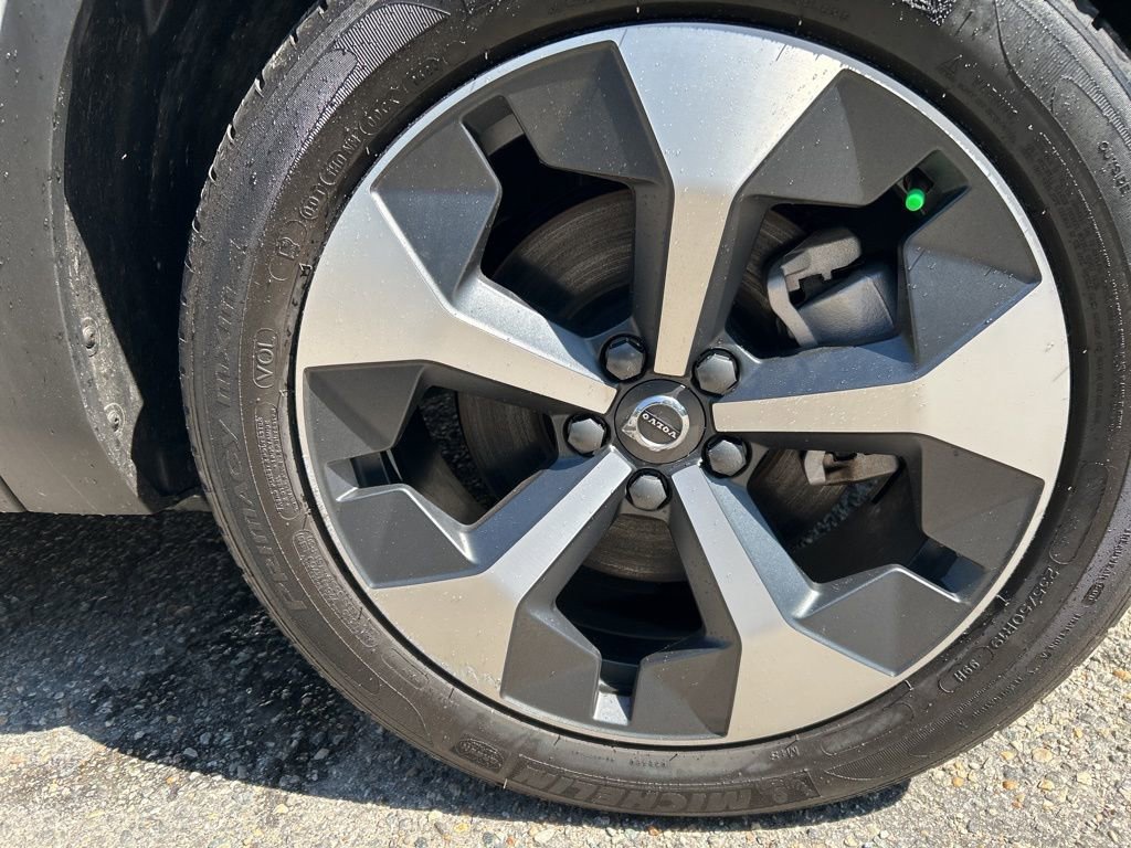 Used 2025 Volvo XC40 B5 Plus image 25