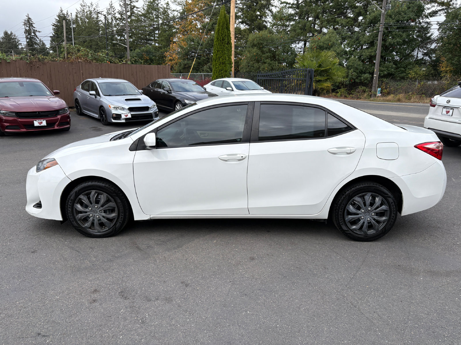 Used 2017 Toyota Corolla LE w/ Carpet Mat Package (TMS) FWD image 4