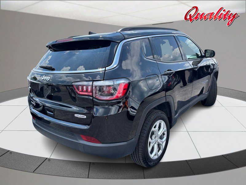 Used 2024 Jeep Compass Latitude AWD/4WD image 3