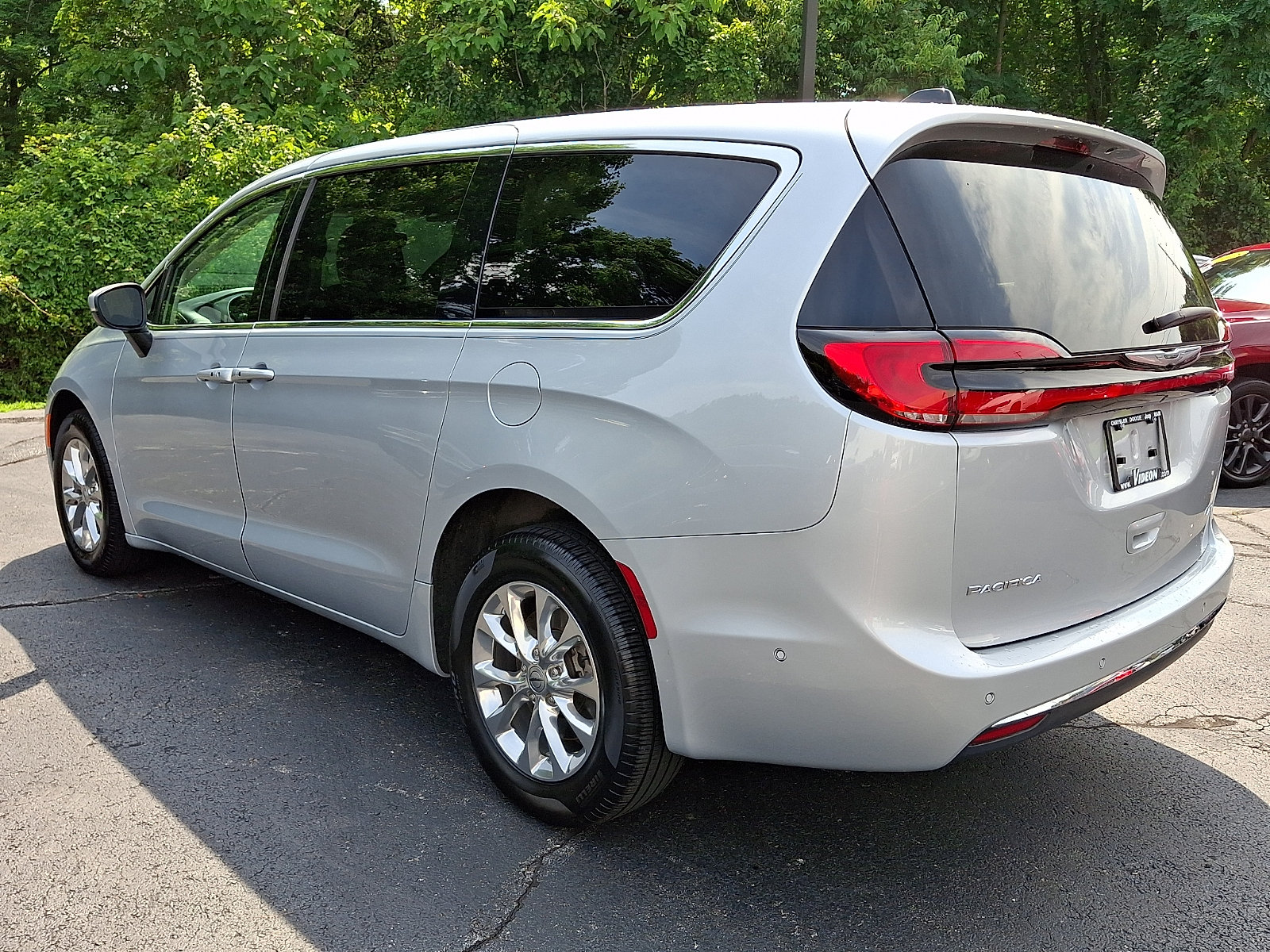 Used 2023 Chrysler Pacifica Touring-L AWD/4WD image 4