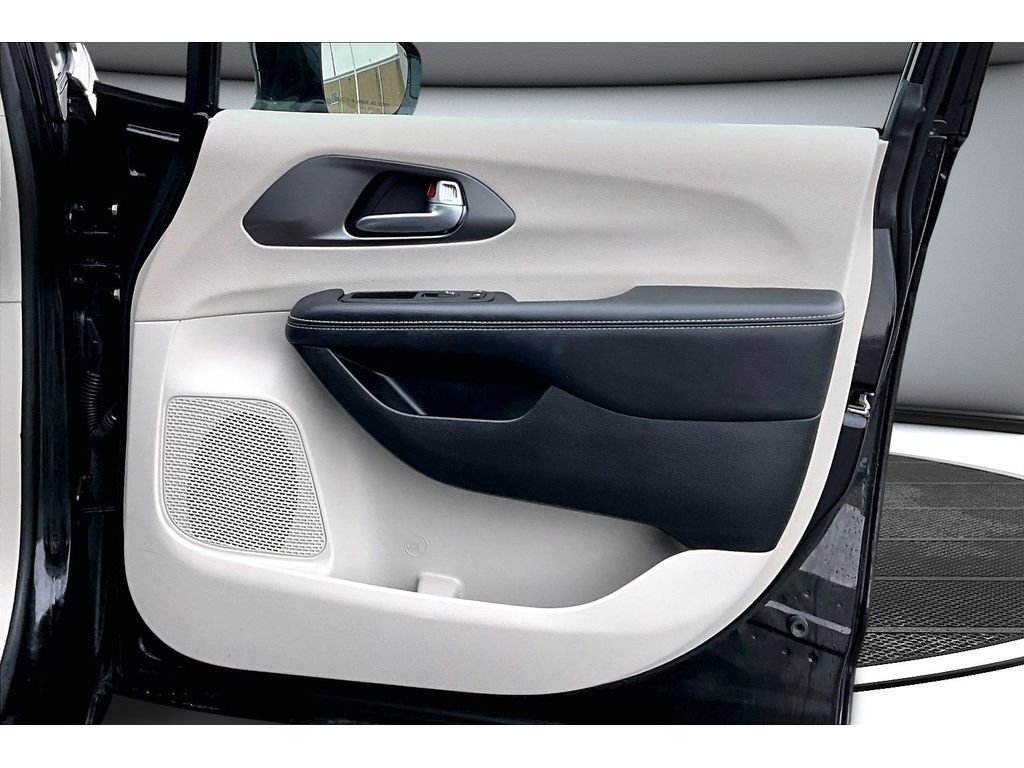Certified 2024 Chrysler Pacifica Select image 21