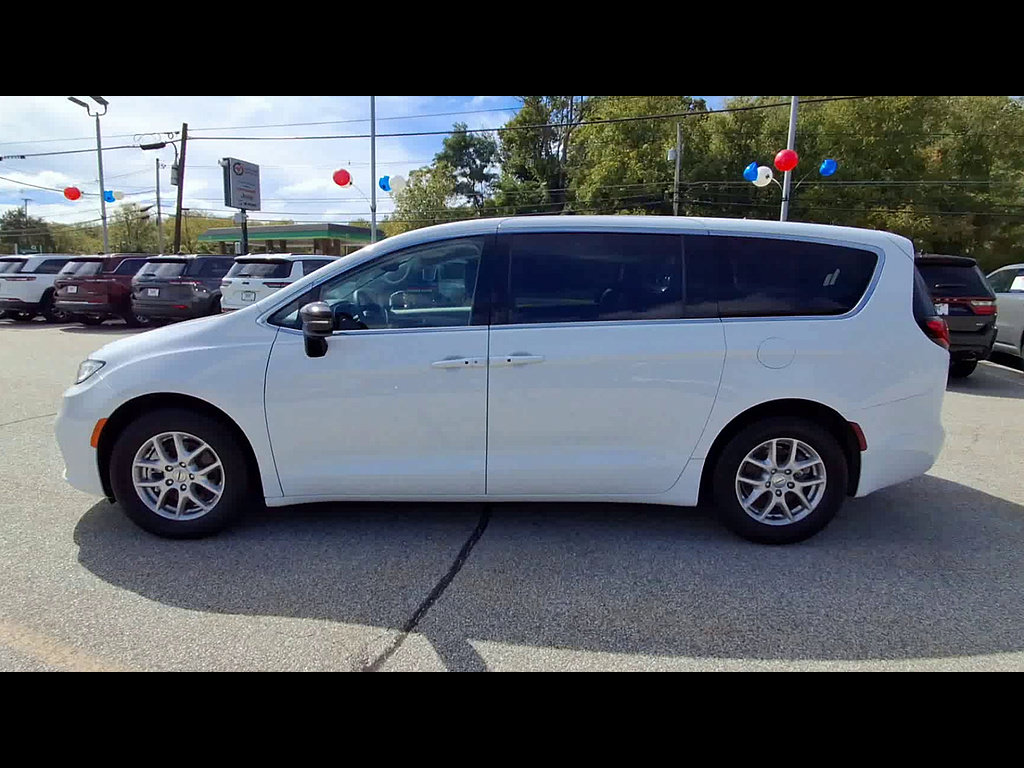 Used 2024 Chrysler Pacifica Touring-L FWD image 34
