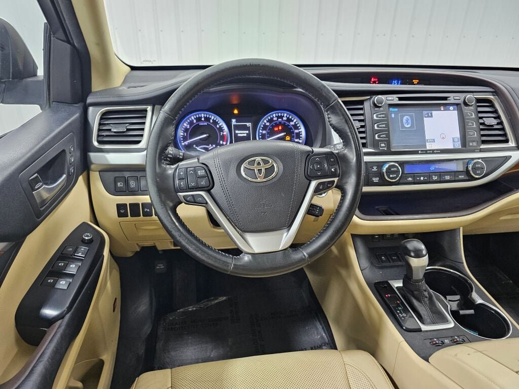 Used 2017 Toyota Highlander Limited AWD/4WD image 17