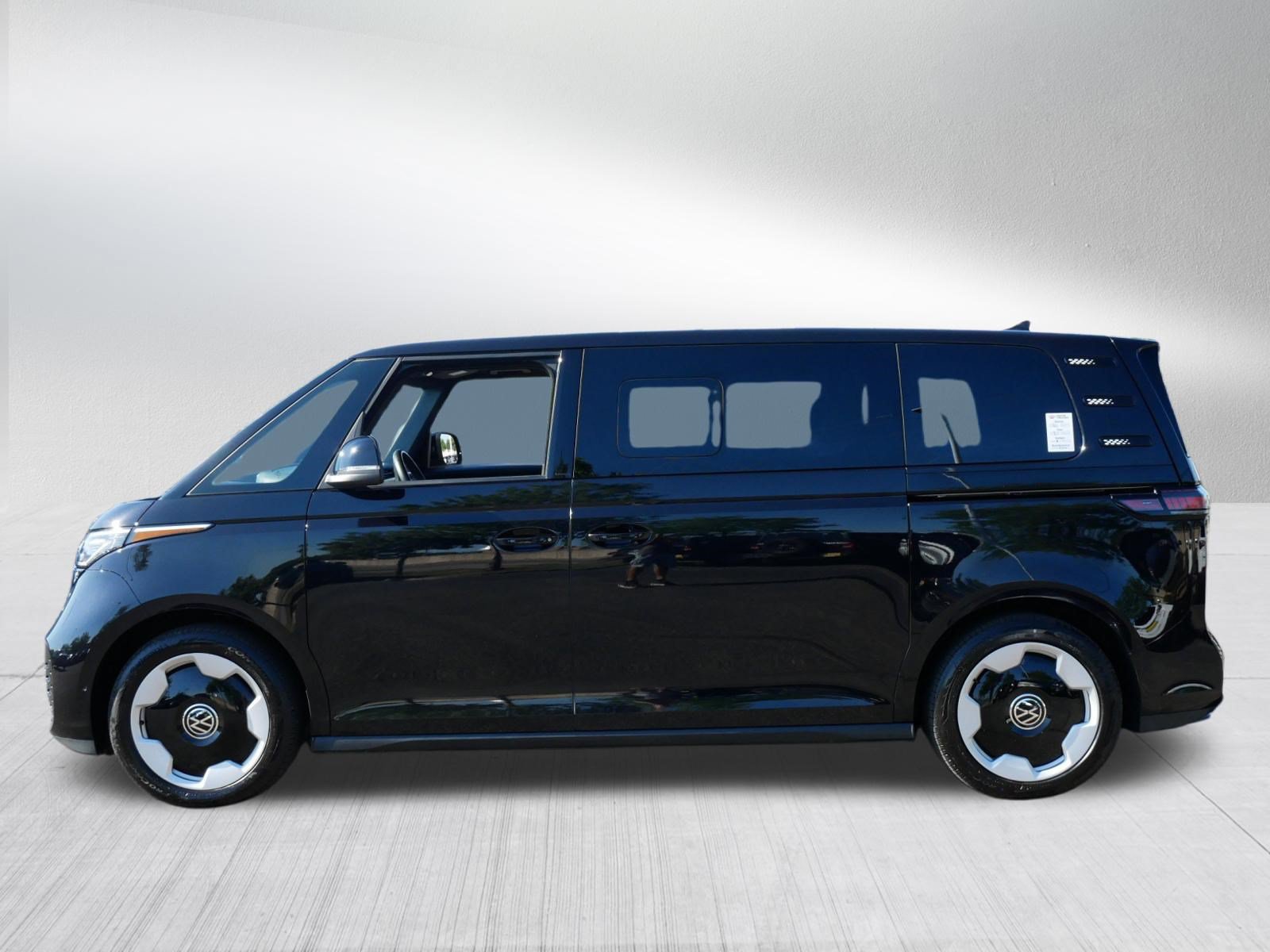 Certified 2025 Volkswagen ID. Buzz Pro S RWD image 4
