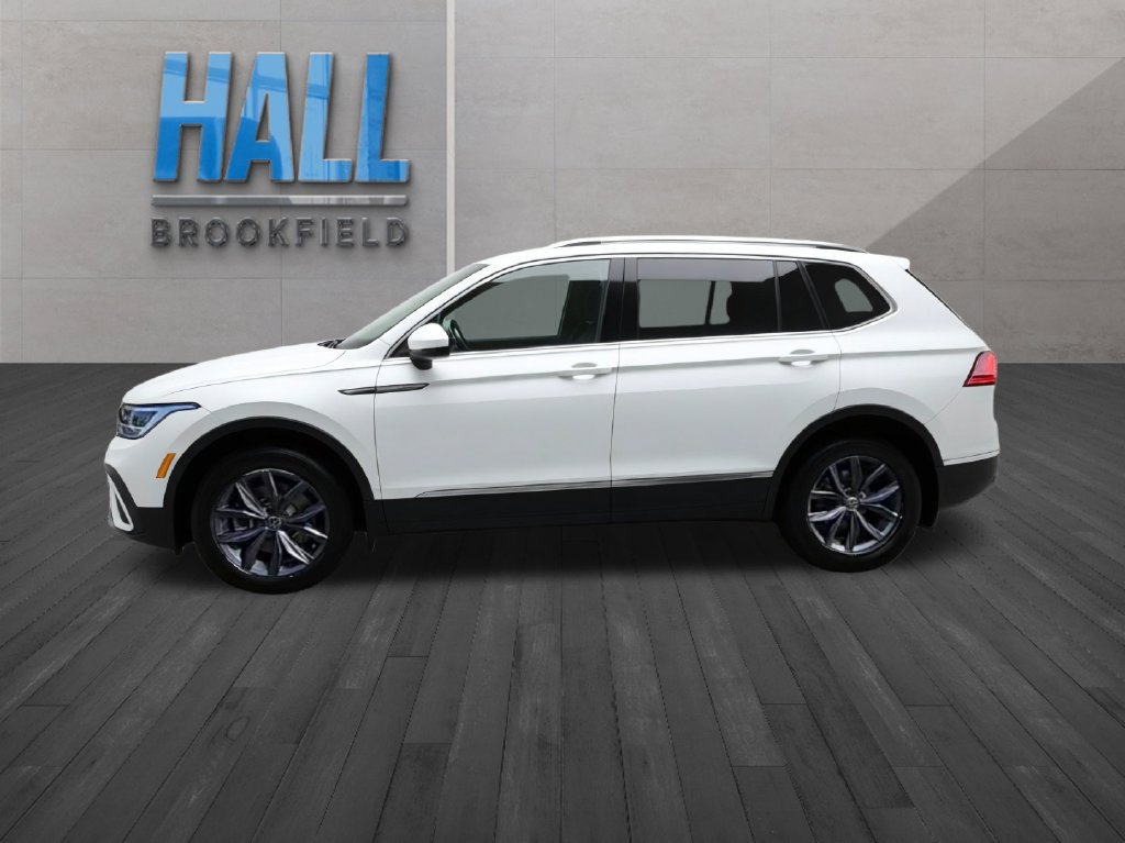 Certified 2022 Volkswagen Tiguan SE w/ Panoramic Sunroof Package AWD/4WD image 3