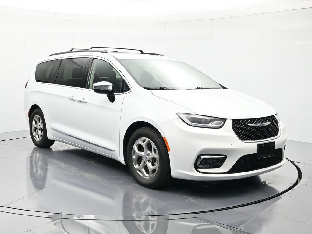 Used 2023 Chrysler Pacifica Limited image 3