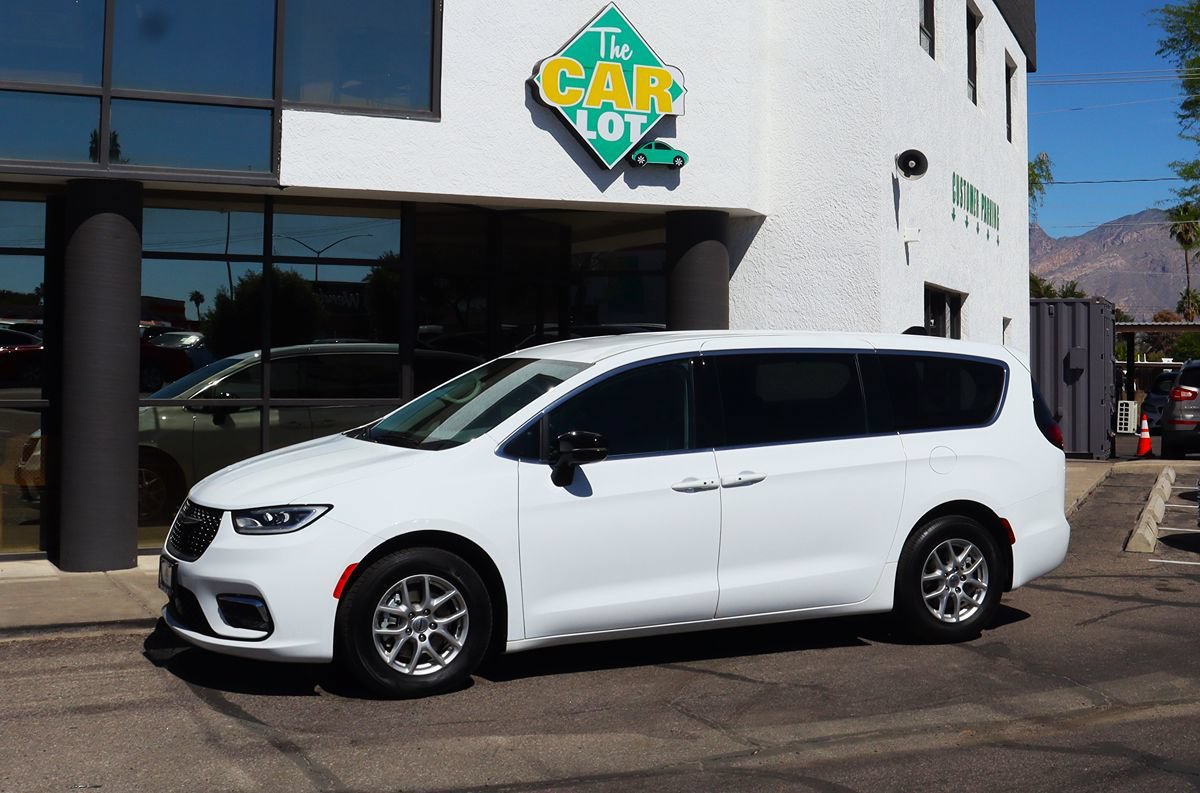 Used 2024 Chrysler Pacifica Touring-L FWD image 7